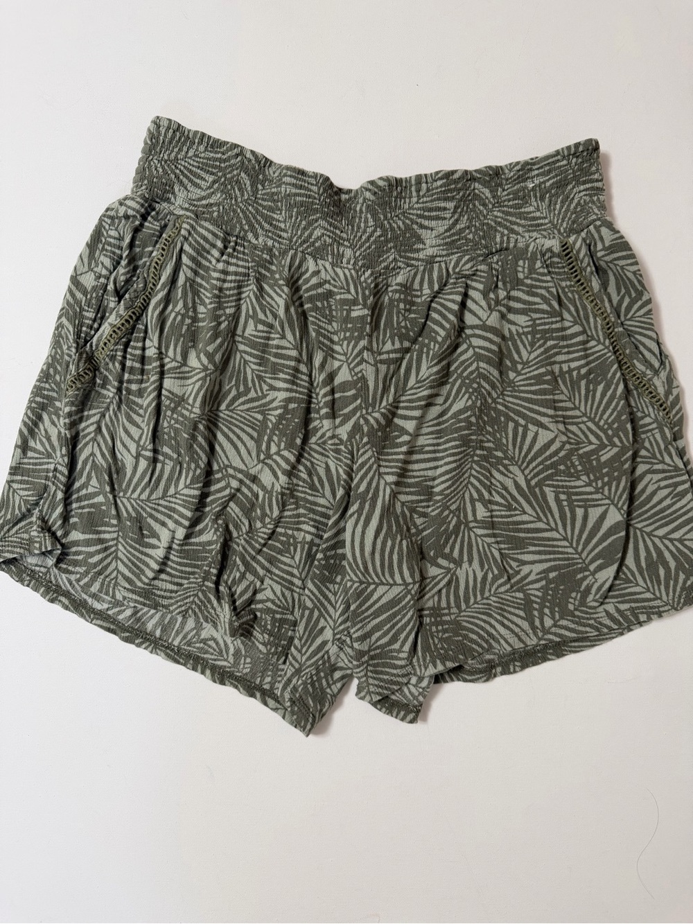 Three Dots Olive Green Palm-Print Elastic Waist Shorts